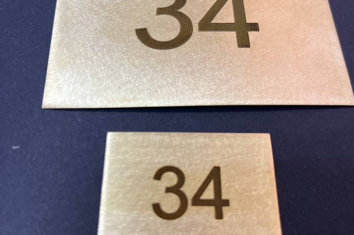 Гардеробные и дверные номерки.